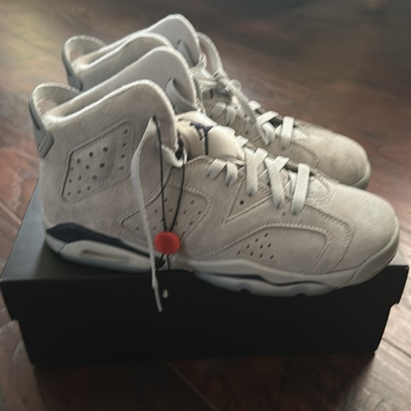 Georgetown Jordan 6 slightly worn. Still in good shape condition. - Picture 2 of 3